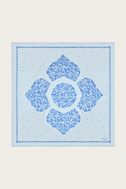 ПЛАТОК ИЗ ГОЛУБОГО ШЕЛКА С АВТОРСКИМ ПРИНТОМ 90*90