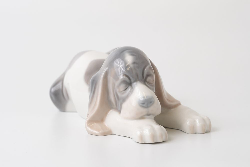 Фарфоровая статуэтка Lladro «Спящий щенок породы бигль» (Sleepy Puppy Beagle)