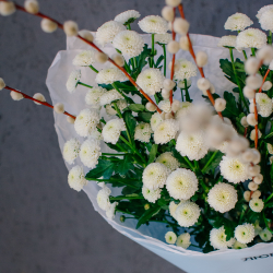 167. Стойкий праздничный букет с хризантемой сантини и вербой