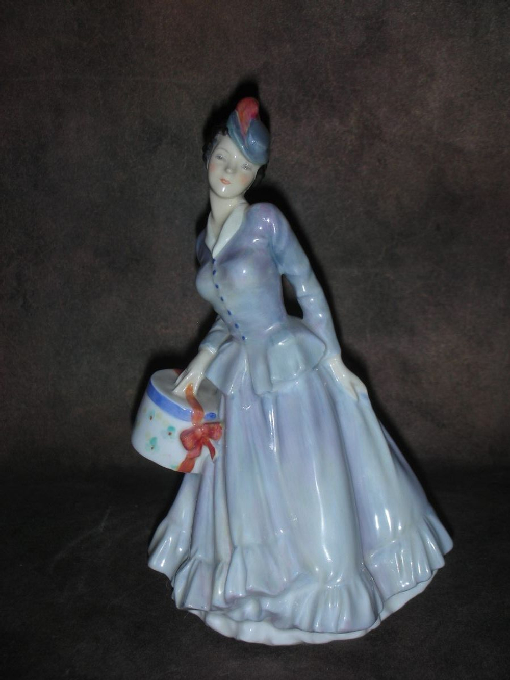 Статуэтка. Фарфор. Дама Мидинетт. Royal Doulton. Англия