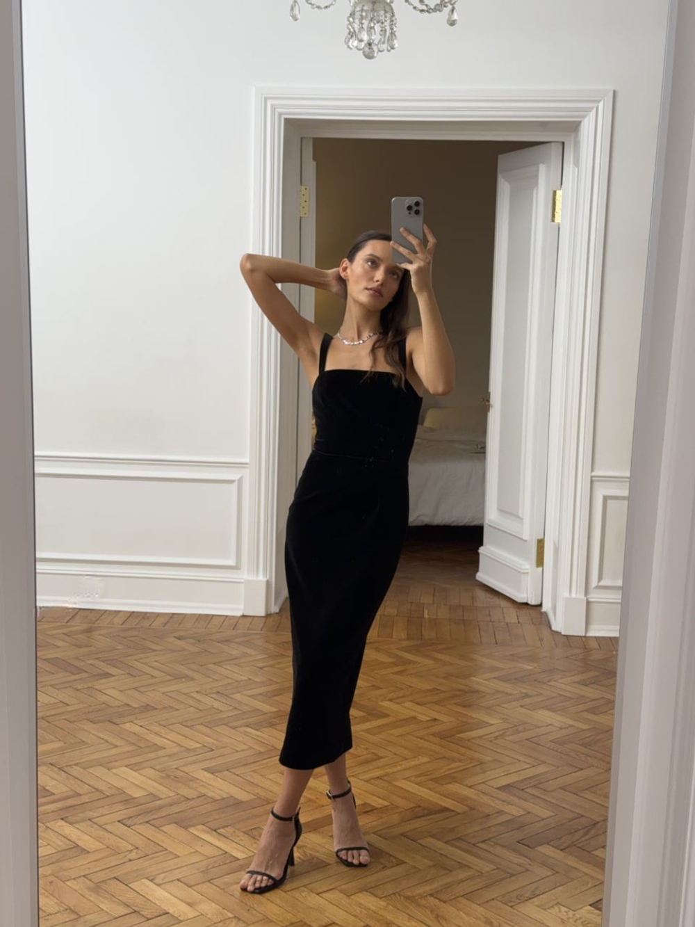 Платье из бархата на лямках миди черное