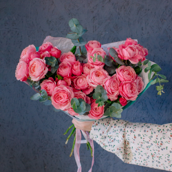 140. Вау-букет из кустовой пионовидной розы