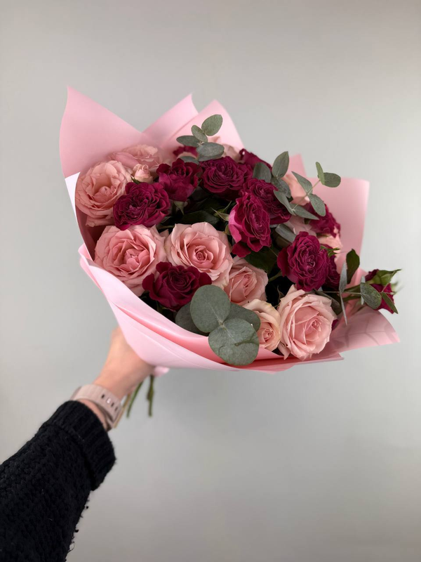 Букет из кустовых роз с эвкалиптом