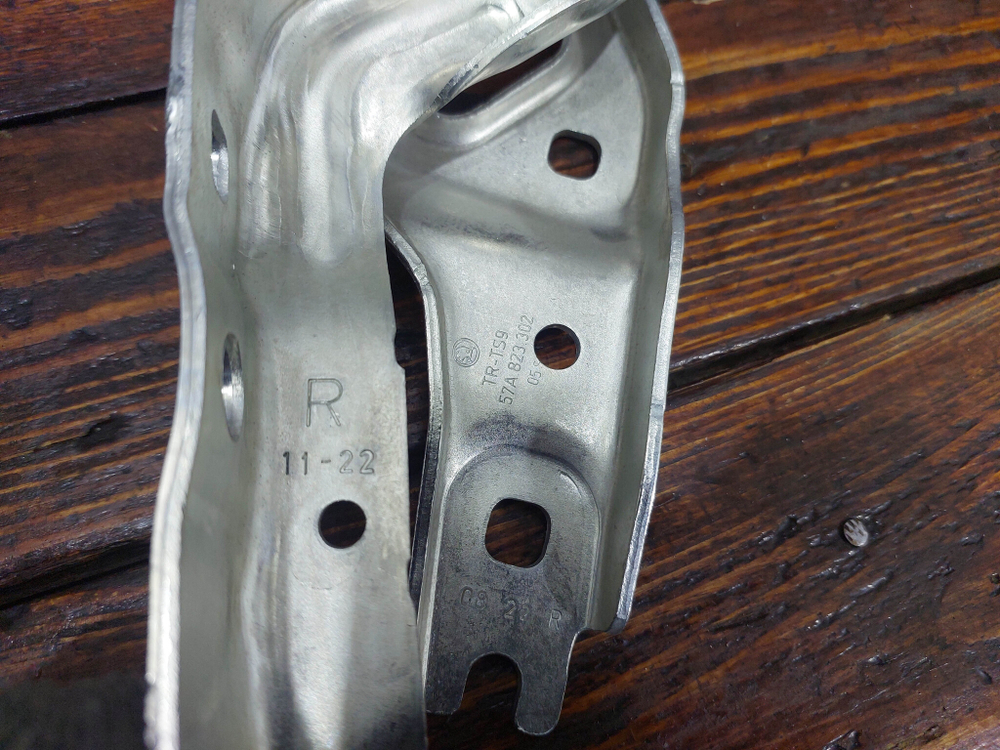 Петля капота правая Skoda Karoq 17-нв Новая Оригинал 57A823302