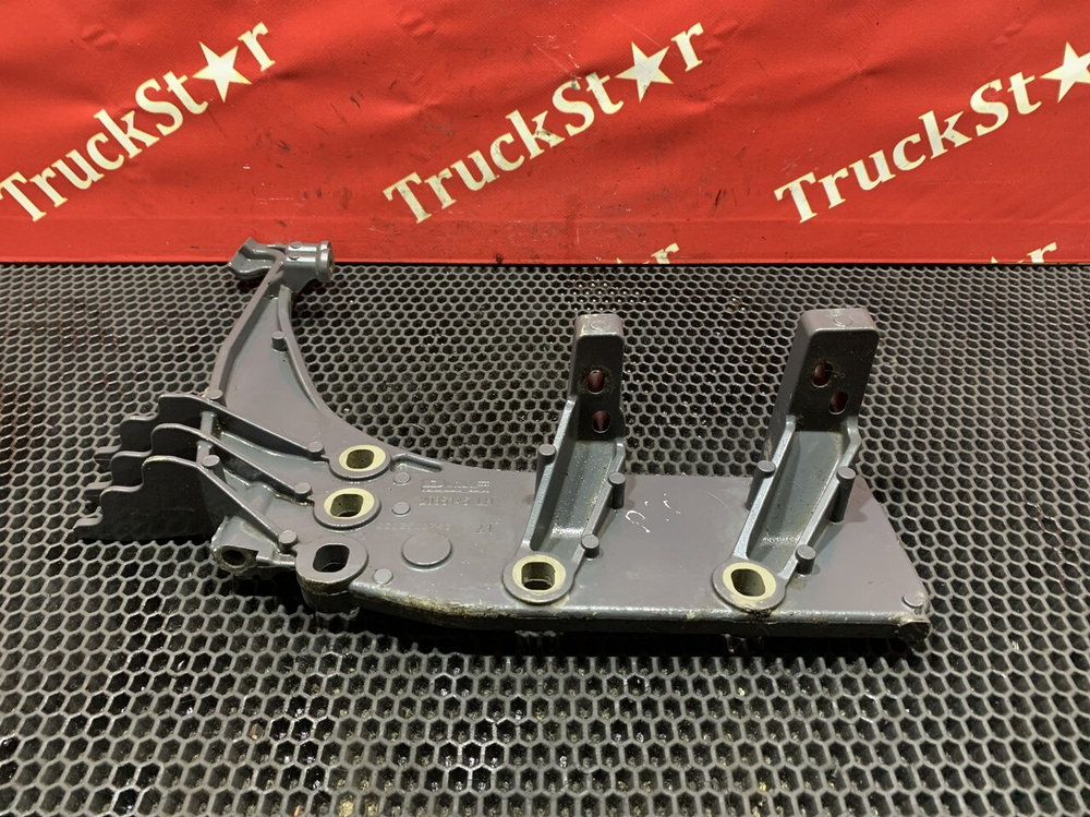 Кронштейн подножки левый 2021г