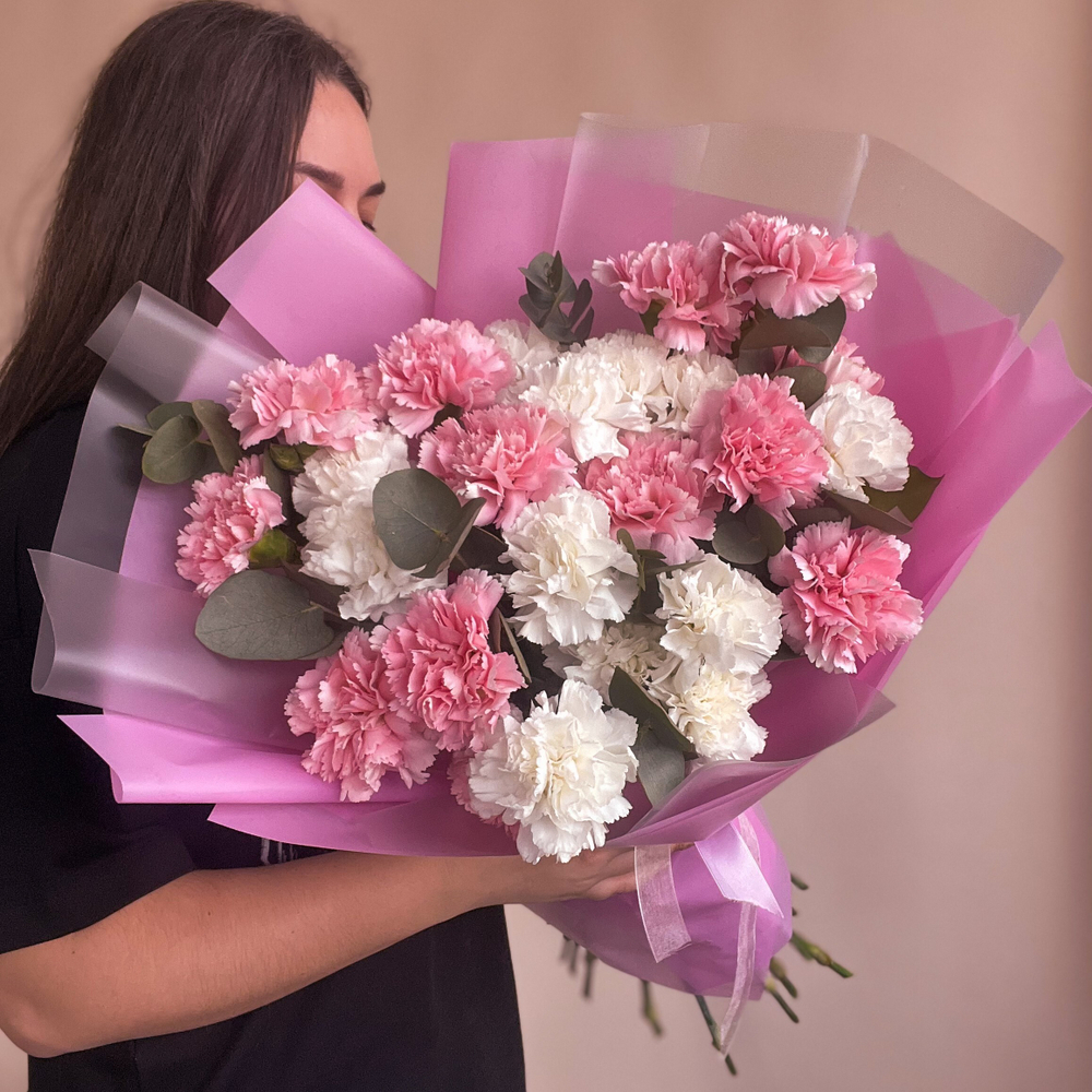 Белые и розовые гвоздики с эвкалиптом 25 шт