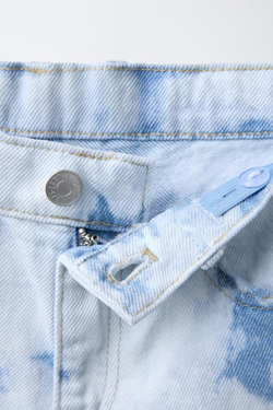 ZARA ДЖИНСОВЫЕ ШОРТЫ С ПРИНТОМ ТАЙ-ДАЙ, ГОЛУБОЙ