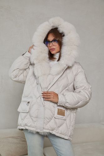 Стеганый пуховик в цвете айвори с мехом из песца
