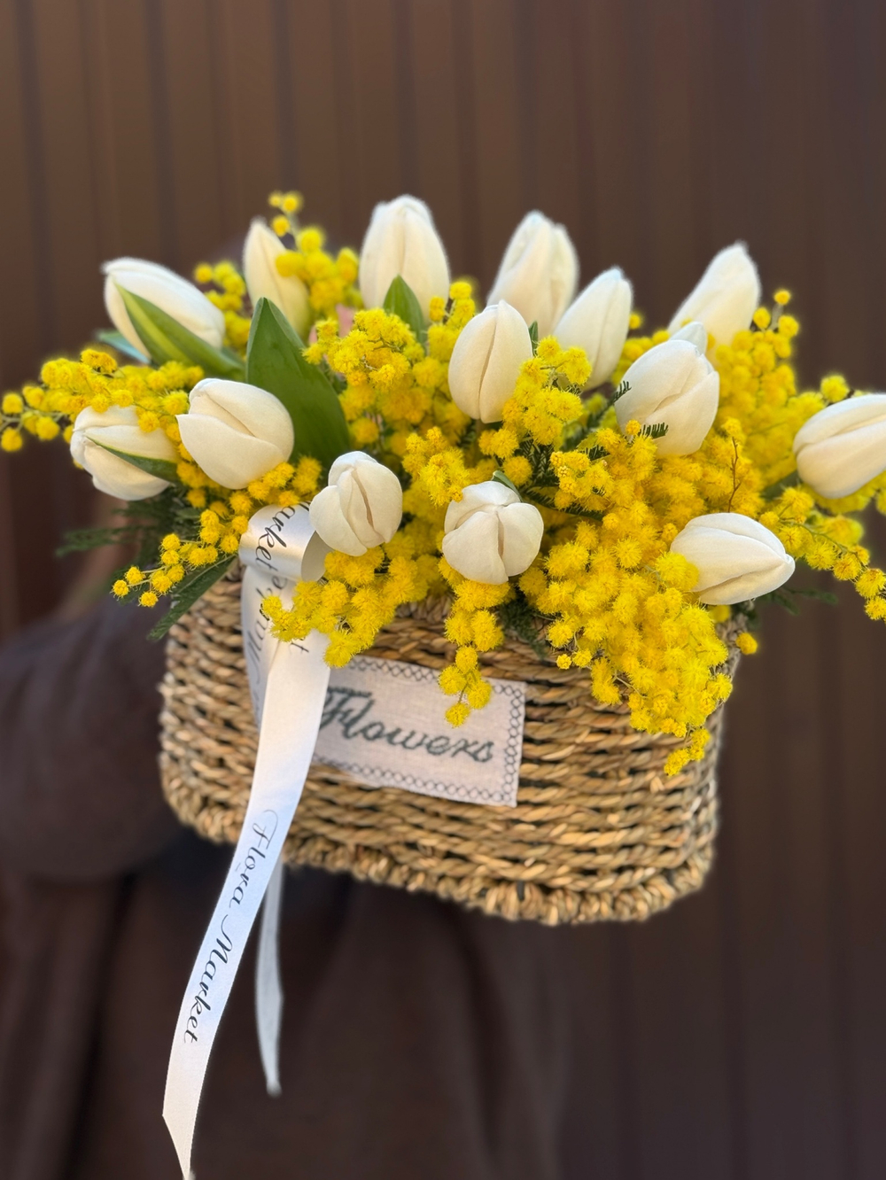 Весенняя корейская корзина из белых тюльпанов и ароматной мимозы от Флора Маркет
