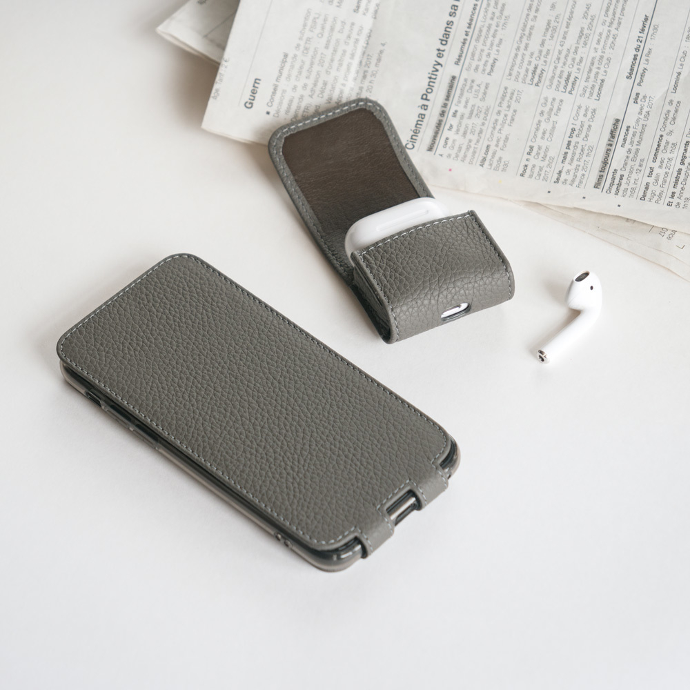 Чехол кожаный для iPhone 11 серого цвета