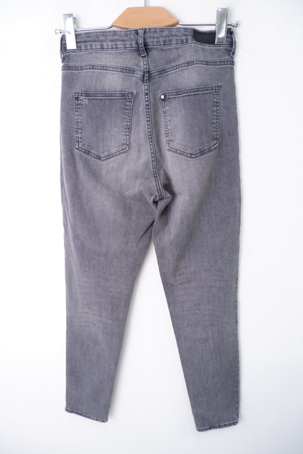 Джинсы H&M с разрезами 40 размер