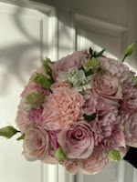 Свадебный букет из диантусов, маттиолы, лизиантуса, кустовых пионовидных и одноголовых роз