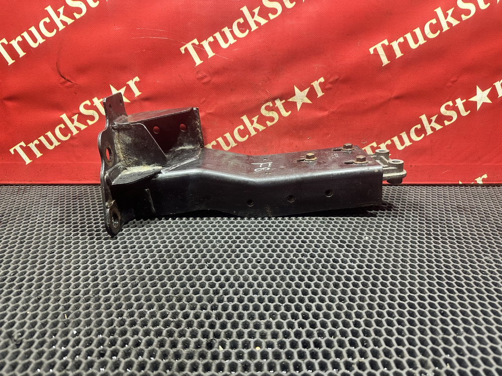 Кронштейн корпуса подножки правый 2023г.