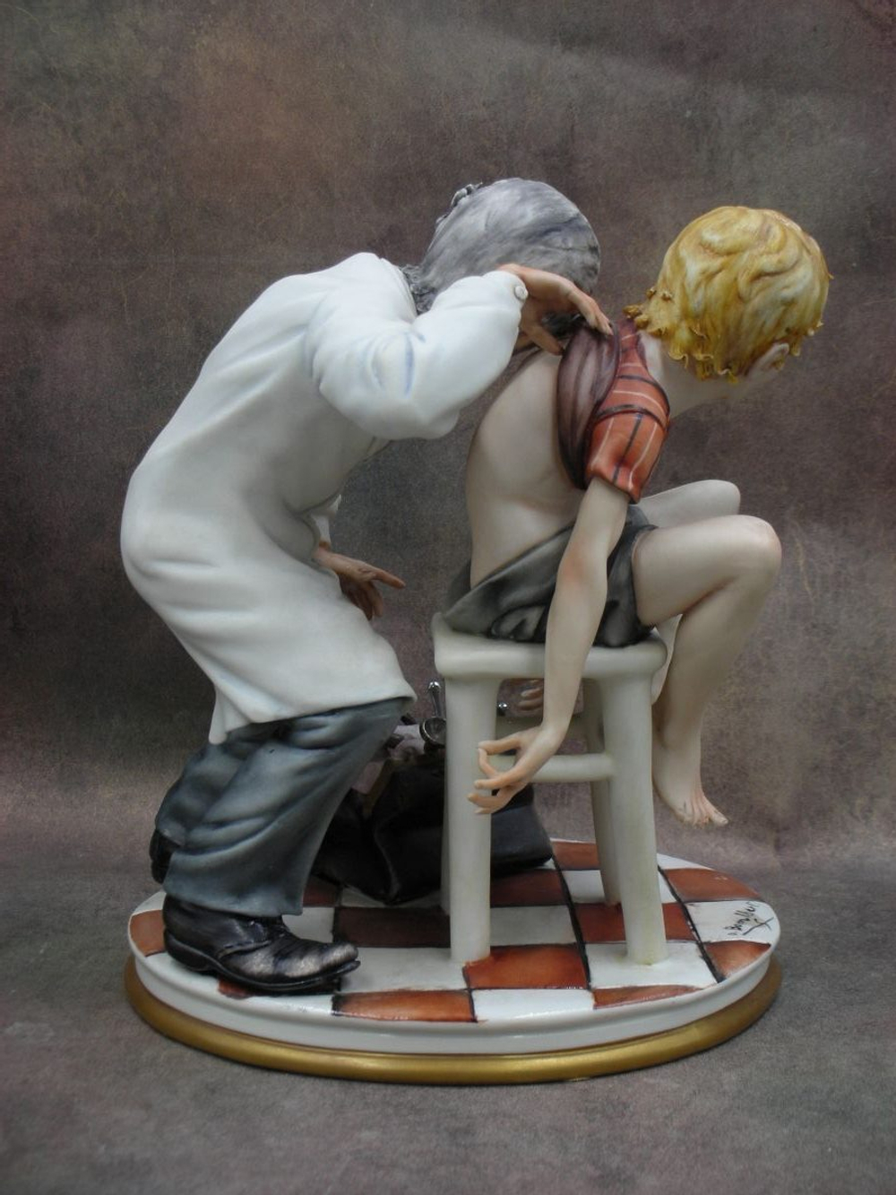 Статуэтка. Фарфор. Врач Дышите! Не дышите!. Capodimonte. Италия