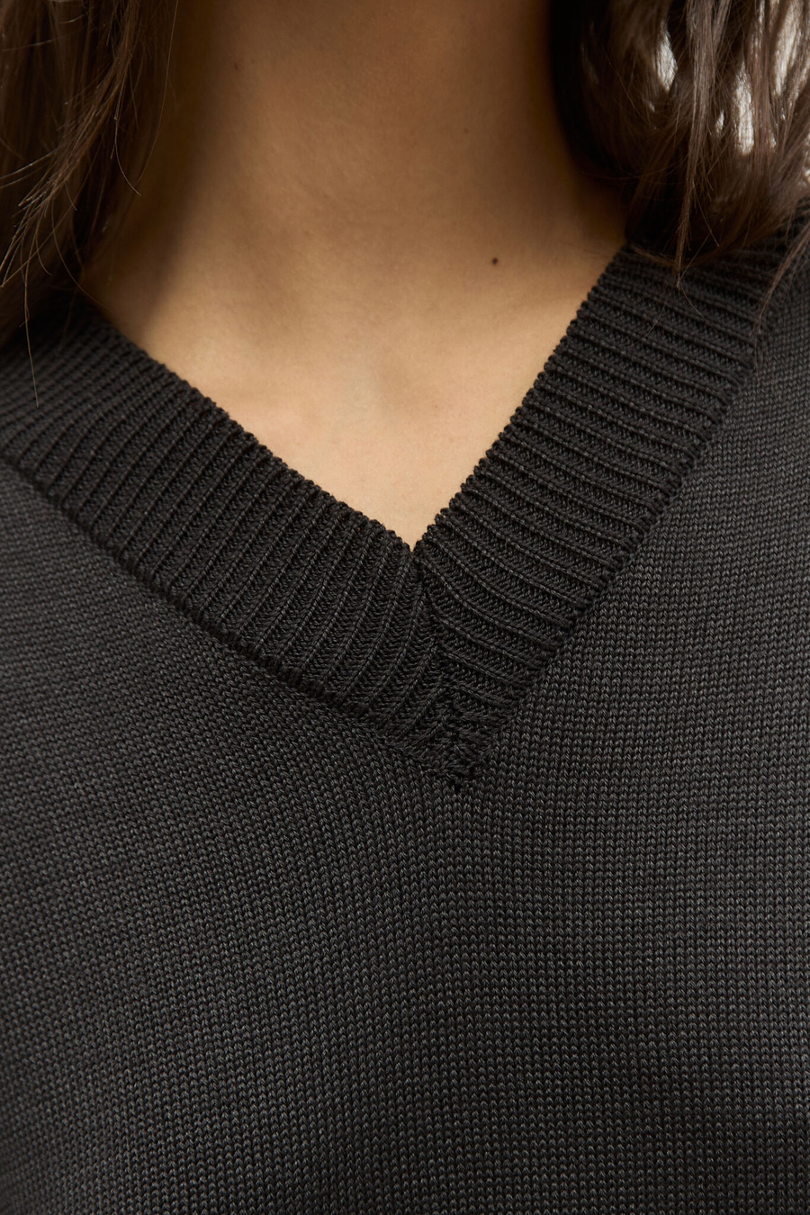 Платье трикотажное с V-образным вырезом