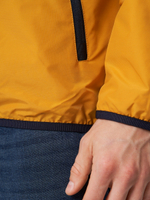 Мужская спортивная ветровка с капюшоном на резинке жёлтого цвета.