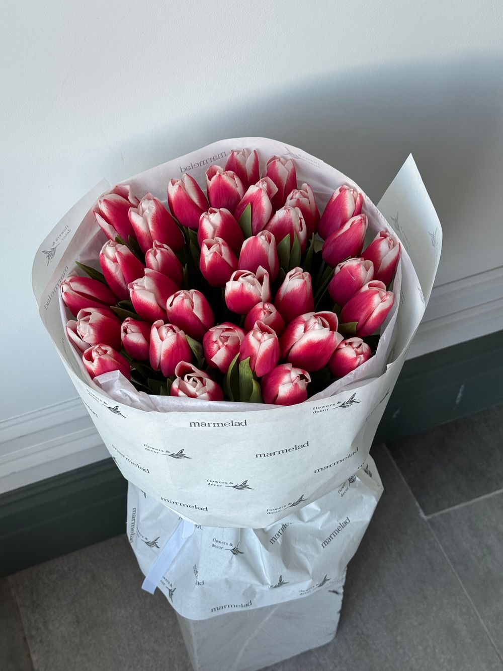 Букет из 35-ти красно-белых тюльпанов