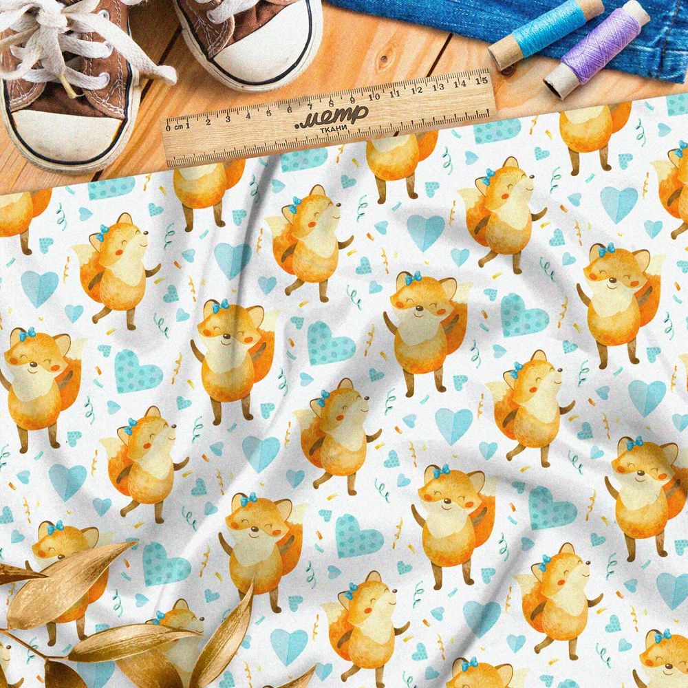 Ткань сатин танцующие лисички и голубые сердечки на белом фоне