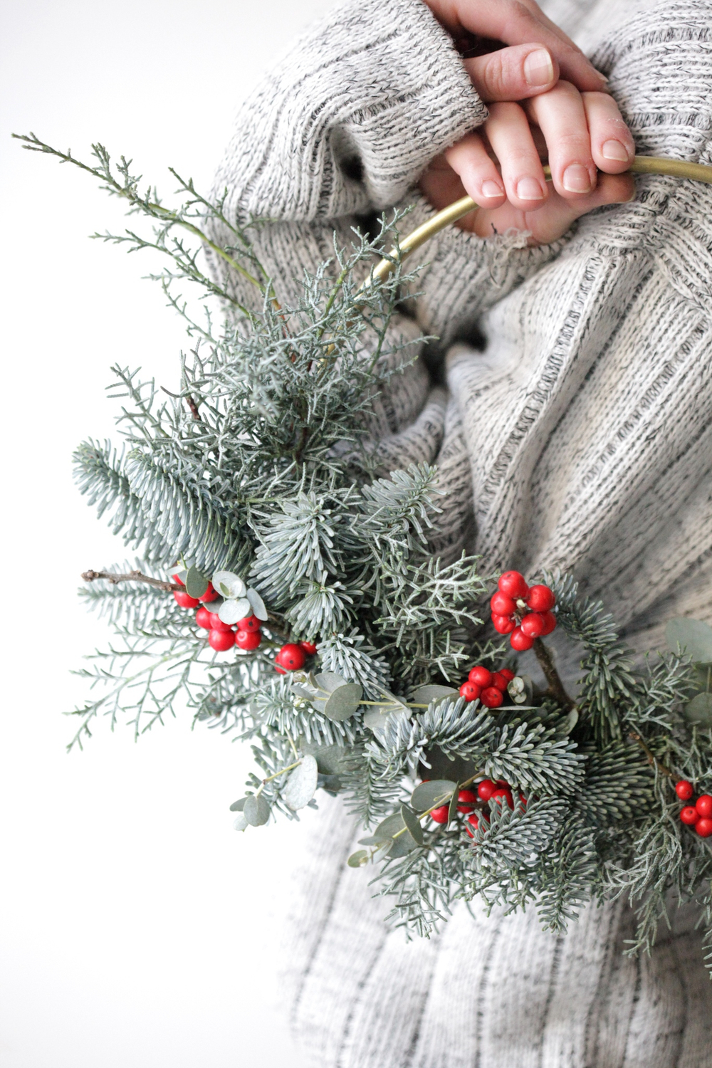 Рождественский венок с илексом на круглой металлической основе