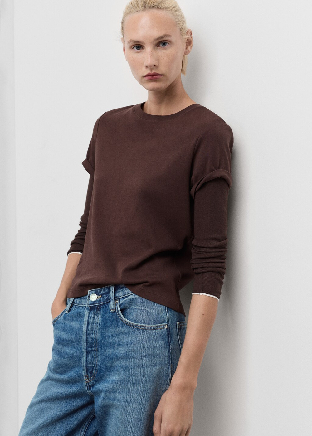 Джинсы с широкими штанинами и отворотами по низу