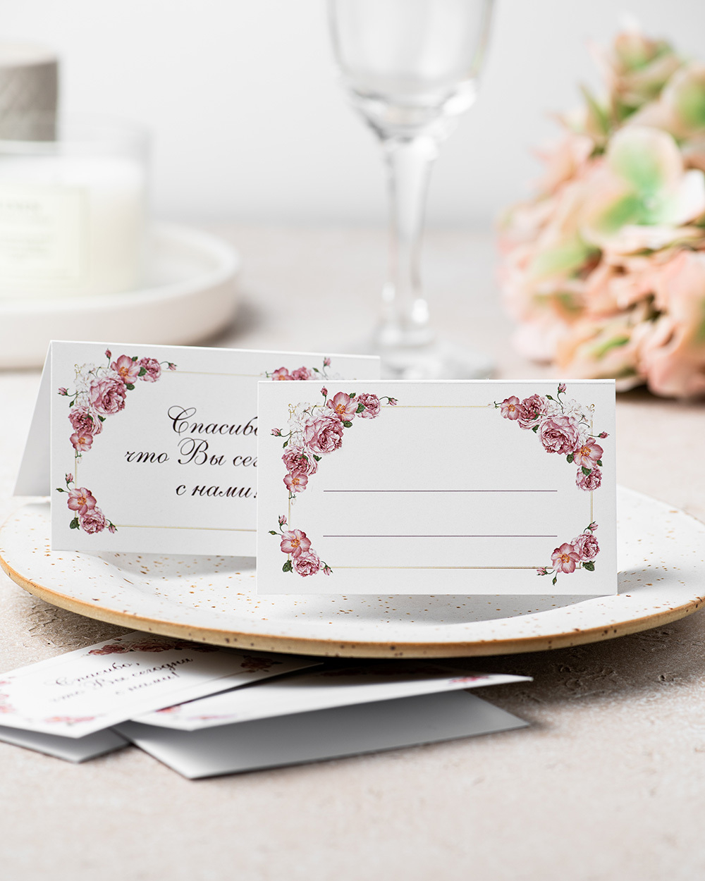 Банкетные карточки в розовом цвете