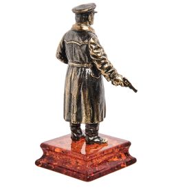 Народные промыслы AM-2185 Фигурка «Следователь» (латунь, янтарь)
