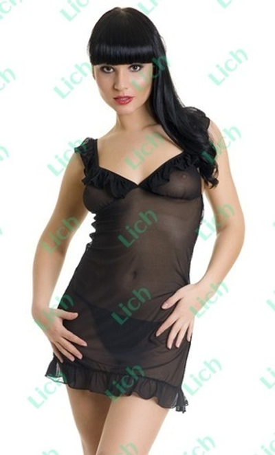 Черная сорочка с рюшами на спинке и трусики-стринг