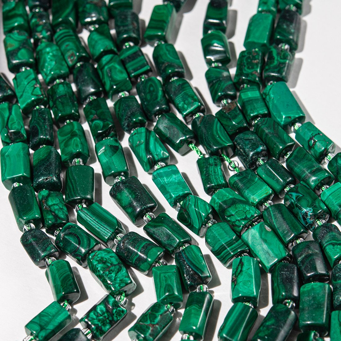 Малахит натуральный, бочонки с гранями, 8-13*6-8мм