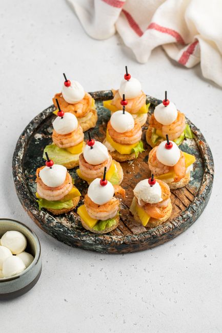 Канапе с креветкой, манго и моцареллой, 20 шт.