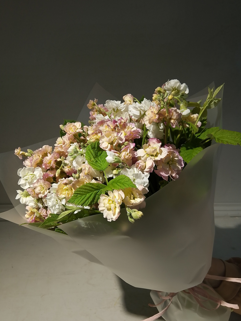 Летний солнечный букет с танацетумом и ароматными пионами Сара Бернард (С0034)