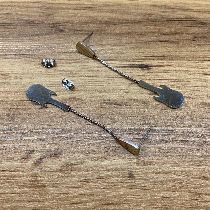 Серьги-гвоздики капля перевернутая жгутики Гитара цвет серебристый
