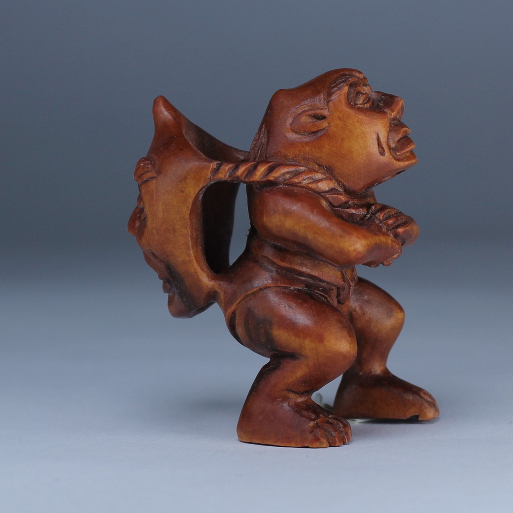 Нэцкэ Демон с маской на спине