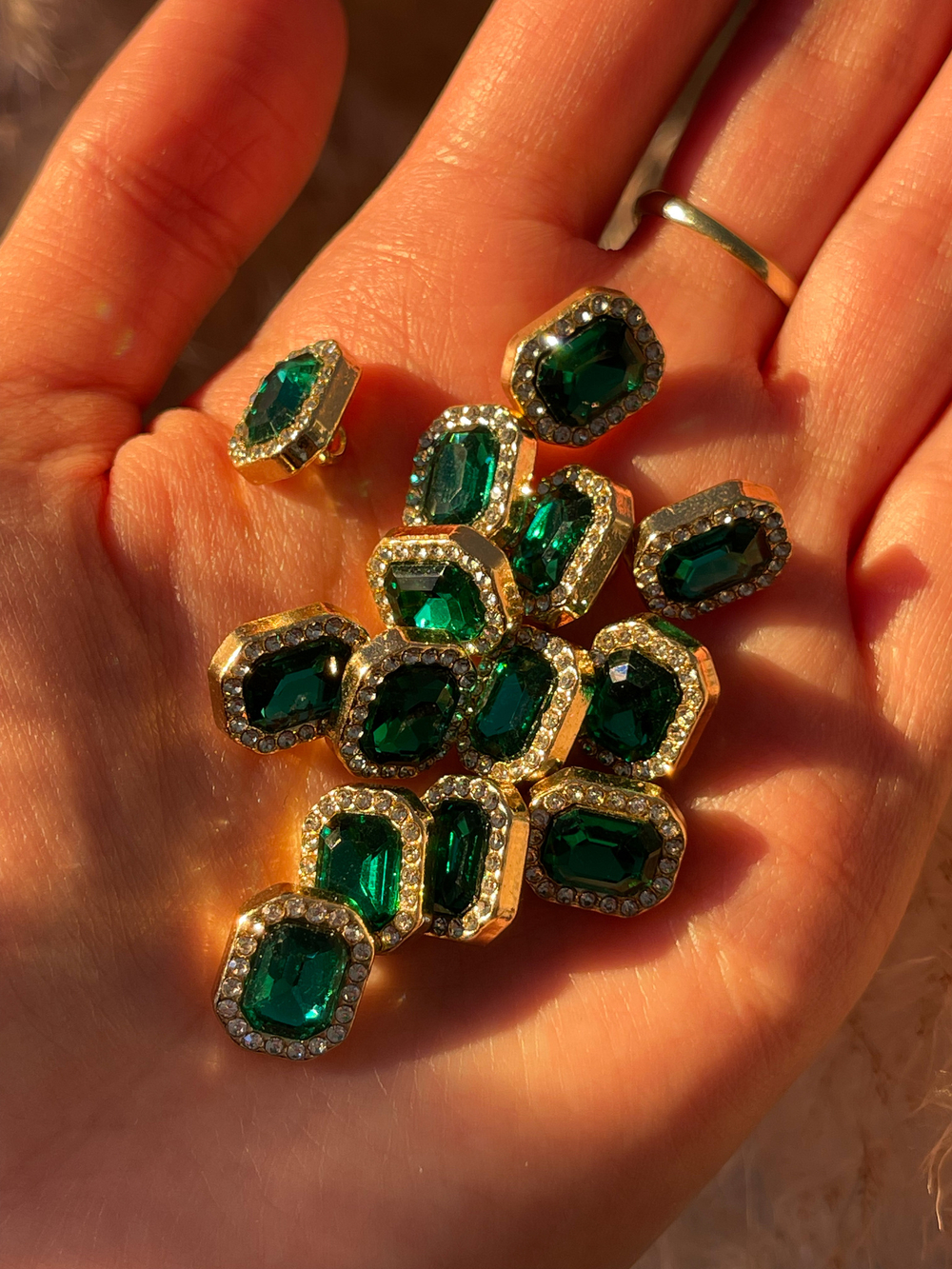 Пуговицы Изумруды стразы