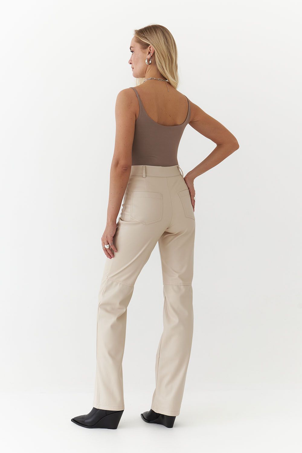 Майка на бретелях  из бамбука цвета тауп