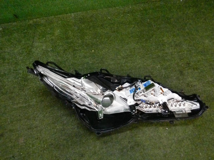 Стекло фары левое Toyota Camry xv70 (2017-2021)