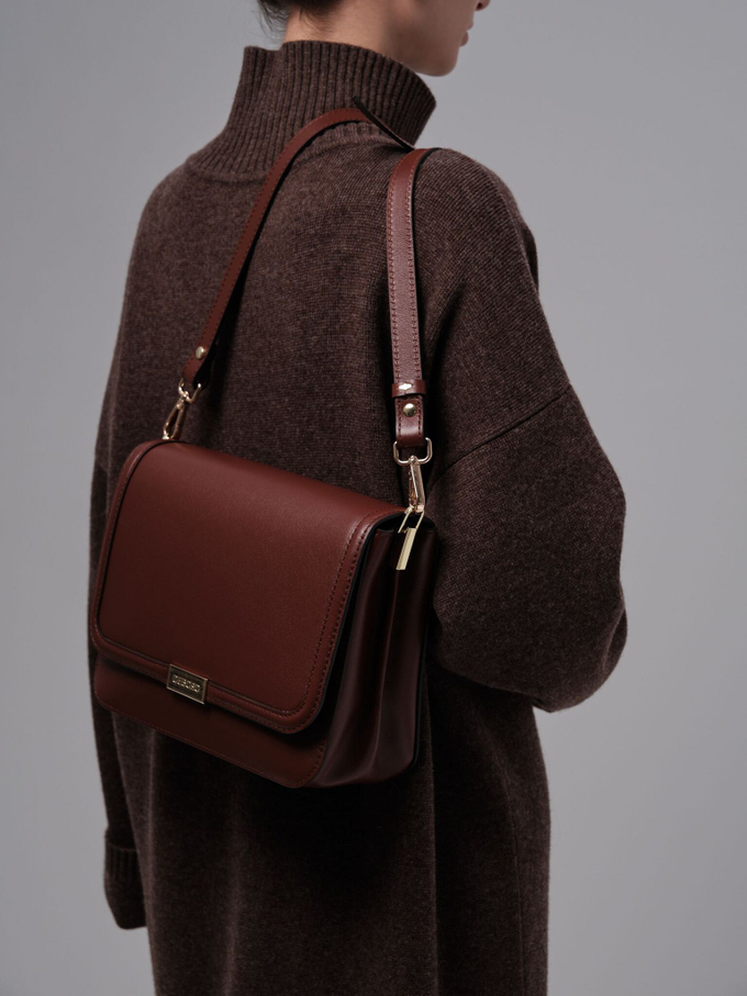 Сумка кожаная на плечо темно-коричневая