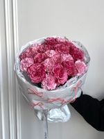 Сборный букет из роз Кантри и диантусов в лимитированной упаковке размер M