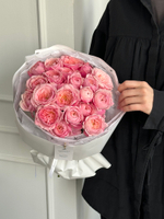 Букет из розовых, кустовых пионовидных роз