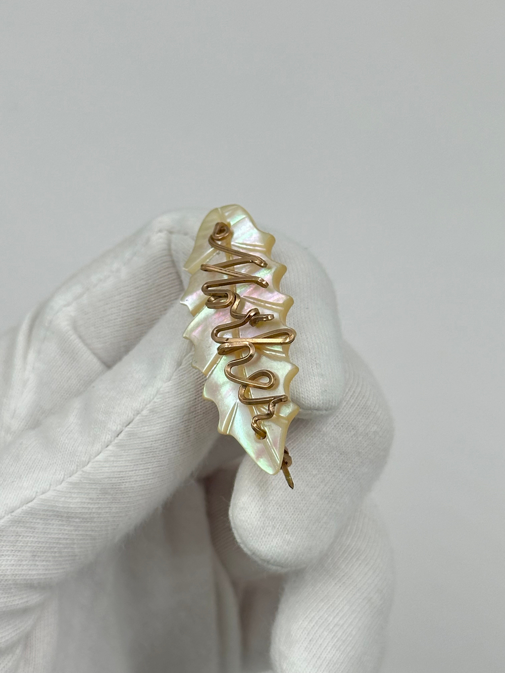 Брошь с перламутром Mother