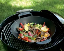 Чугунный вок Weber Crafted с корзиной для приготовления на пару