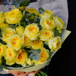 37. Сочный моно-букет из кустовых пионовидных роз