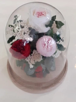 композиция из пионов, эвкалипта, лимониума