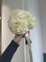 Свадебный букет из диантусов, одноголовых роз и лизиантуса