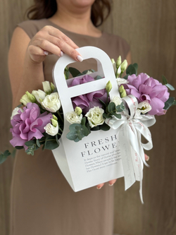 Французские розы сиреневого оттенка, белоснежная эустома и эвкалипт в композиции от Флора Маркет