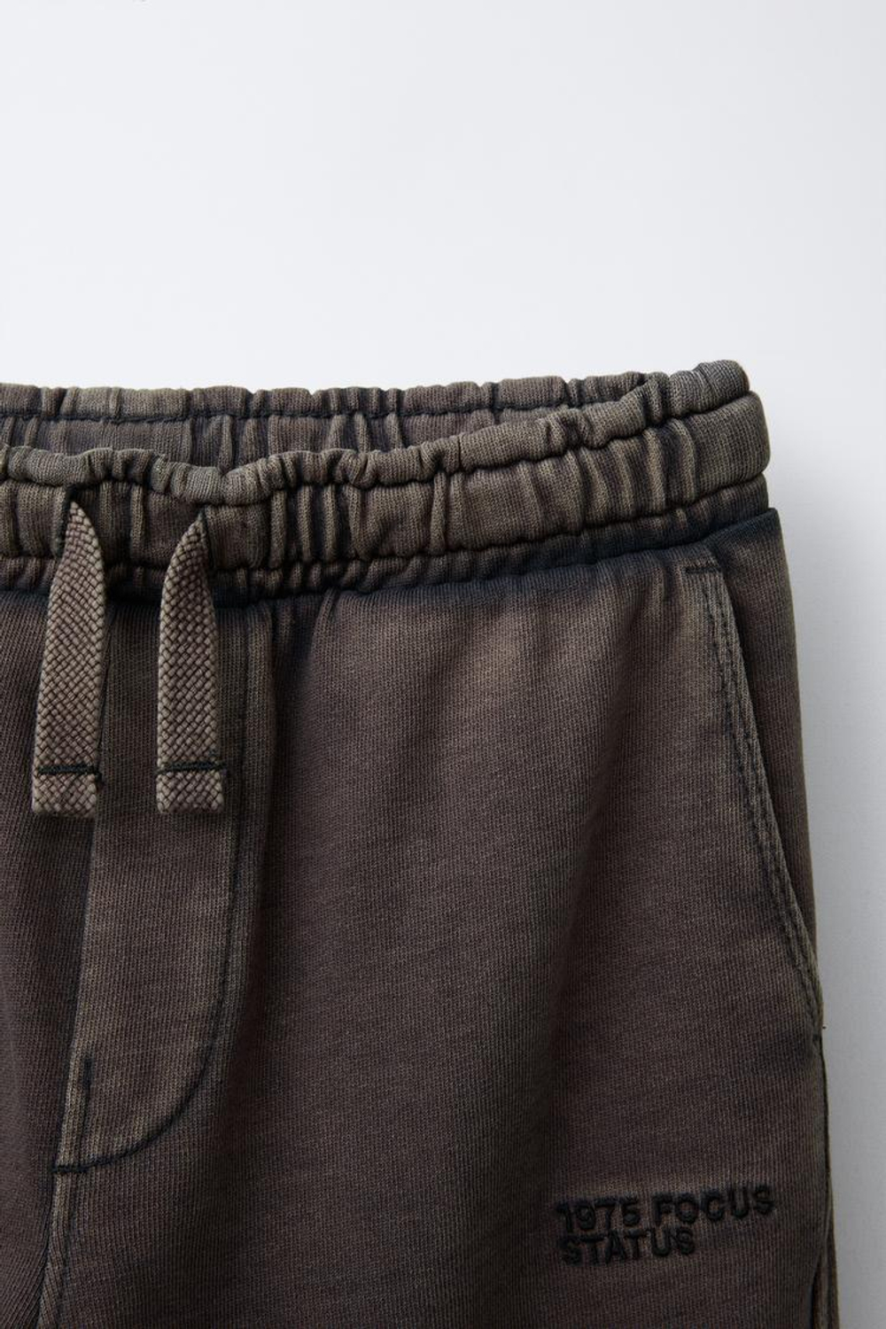 ZARA БРЮКИ ИЗ МЯГКОЙ ТКАНИ С ЭФФЕКТОМ ПОТЕРТОСТИ И ПРЯМЫМИ ШТАНИНАМИ, ТЕМНО-КОРИЧНЕВЫЙ