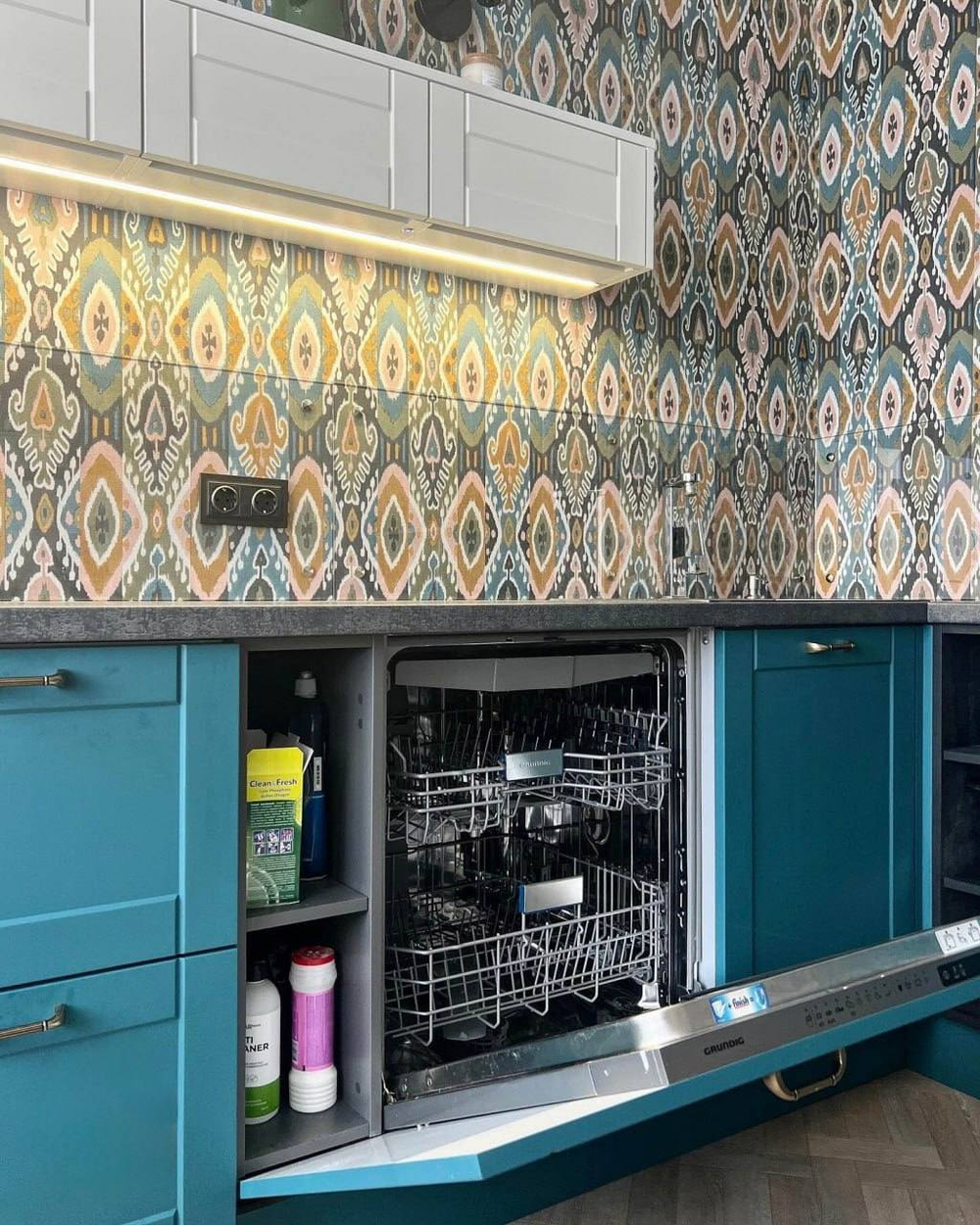 Классическая кухня с немецкой фурнитурой и фасадами Egger