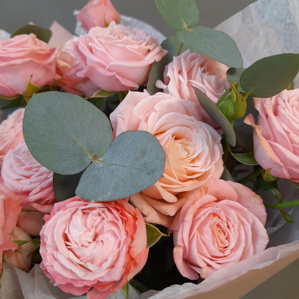 Букет из пионовидных кустовых роз