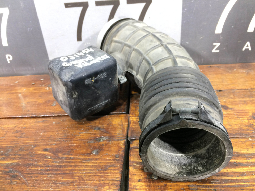 Патрубок воздушного фильтра Suzuki Vitara 2 14-нв Б/У Оригинал 65JR02