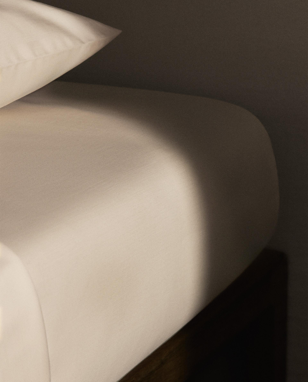 Простыня на резинке Zara Home сатин, хлопок 100%, однотонный, 1100/900