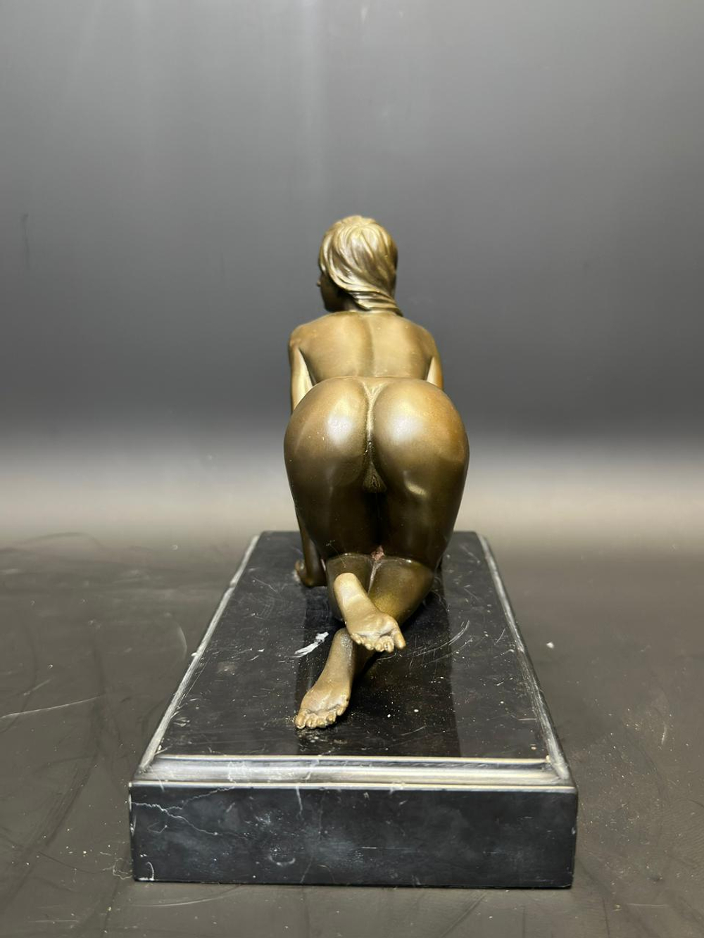 Бронзовая скульптура «Девушка на камне»